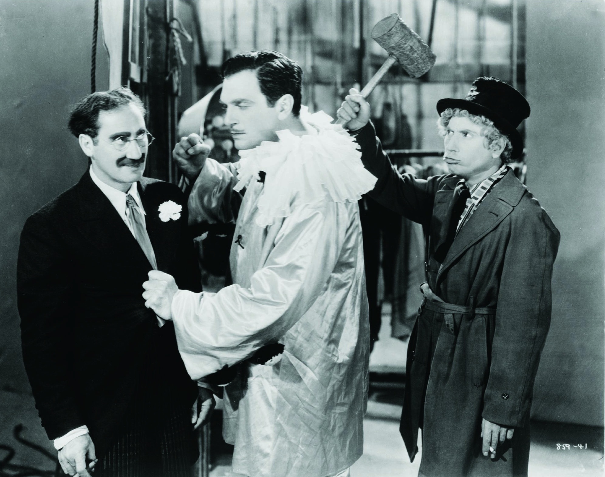 Still of Groucho Marx and Harpo Marx in A Night at the Opera (1935)