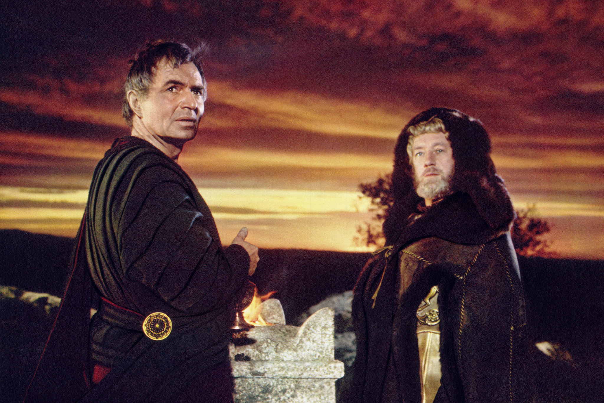 Still of Alec Guinness and James Mason in The Fall of the Roman Empire (1964)