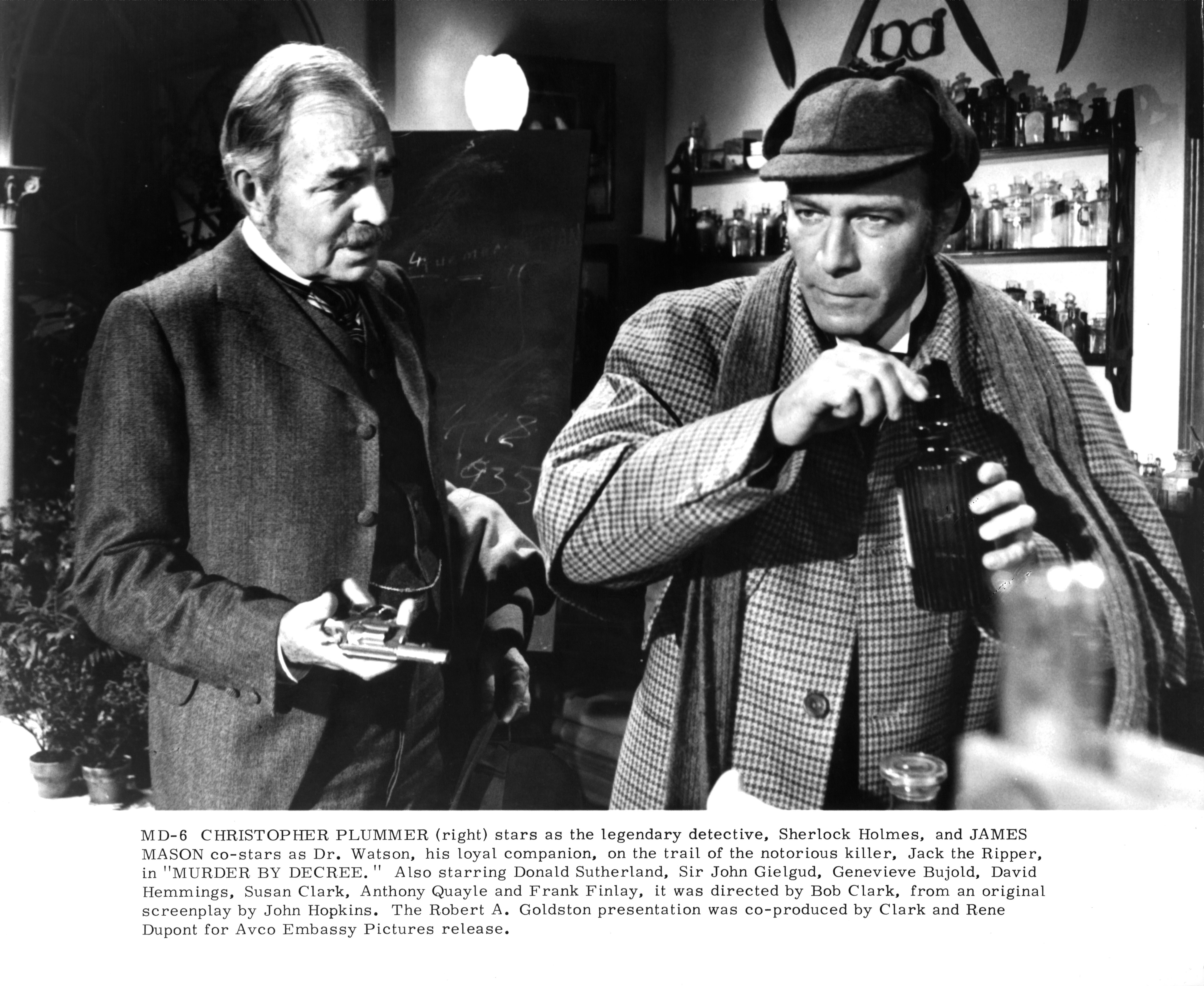 Still of James Mason and Christopher Plummer in Murder by Decree (1979)