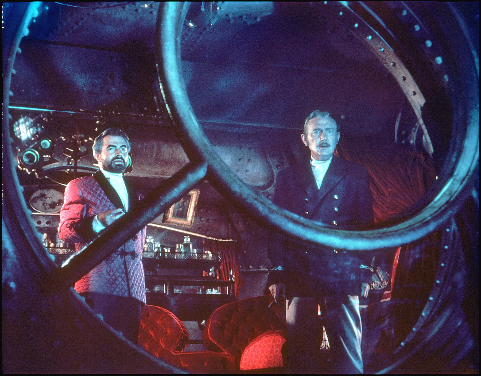 Still of James Mason and Paul Lukas in 20,000 Leagues Under the Sea (1954)