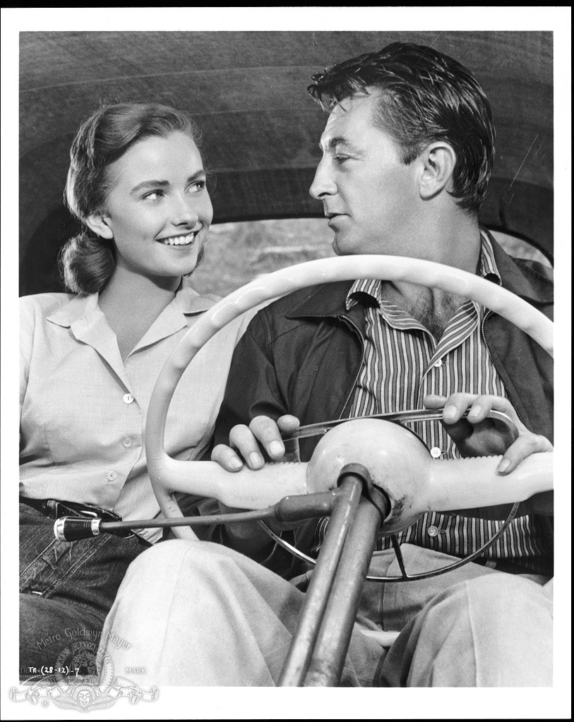 Still of Robert Mitchum and Sandra Knight in Thunder Road (1958)