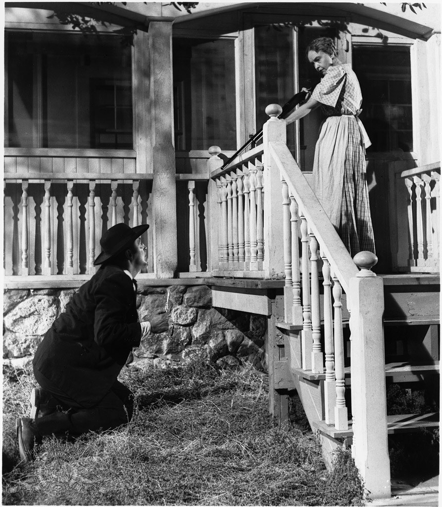 Still of Robert Mitchum and Lillian Gish in The Night of the Hunter (1955)