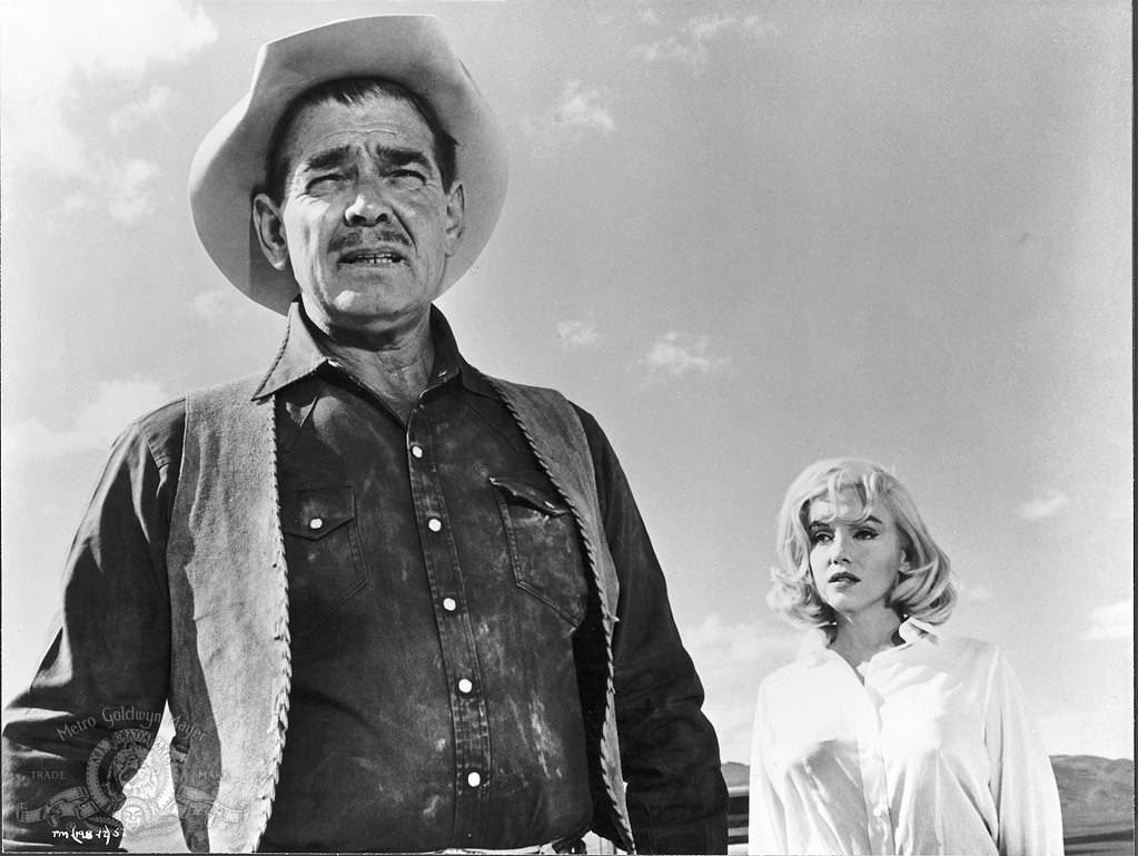 Still of Clark Gable and Marilyn Monroe in The Misfits (1961)
