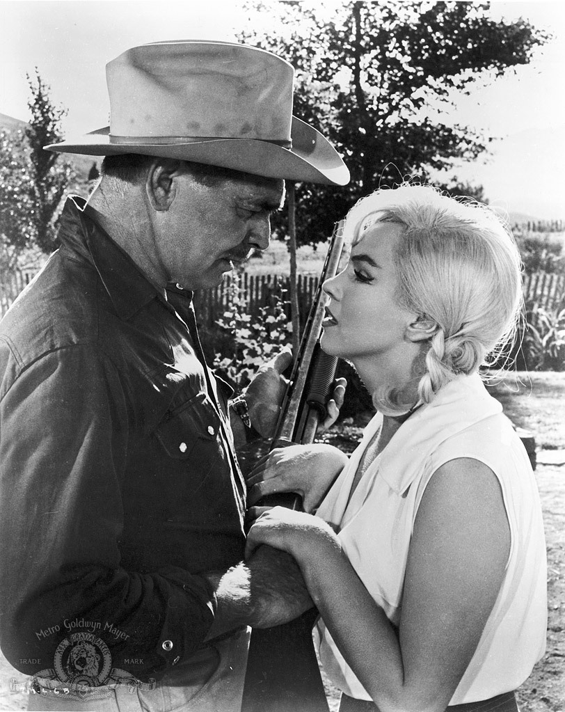 Still of Clark Gable and Marilyn Monroe in The Misfits (1961)