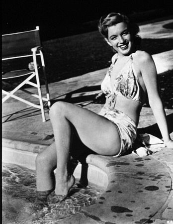 M.Monroe poolside © 1947