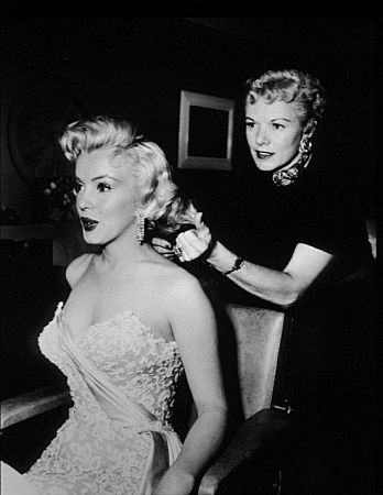 M.Monroe with her hairdresser © 1954