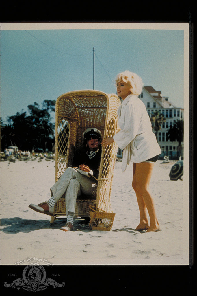 Still of Marilyn Monroe and Tony Curtis in Dziaze tik merginos (1959)