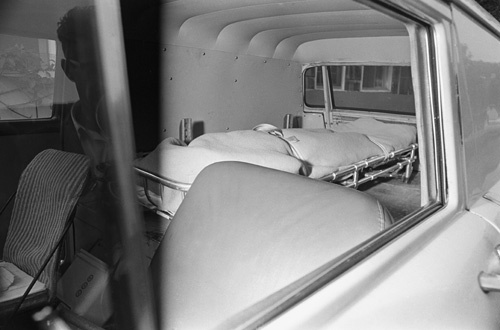 Marilyn Monroe's body leaving for the morgue, 8-5-62
