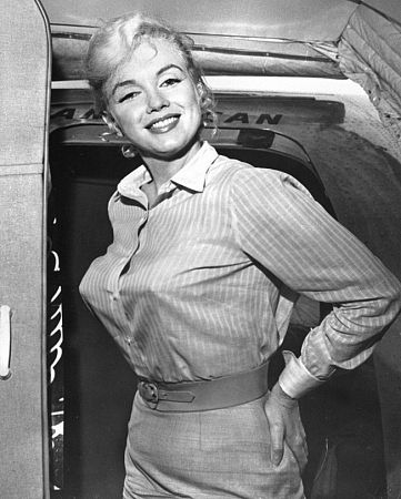 Marilyn Monroe boarding an American Airlines flight to Los Angeles to complete work on 
