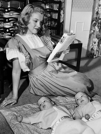 Marilyn Monroe, with producer's children, International New Photo, 1947, **I.V.