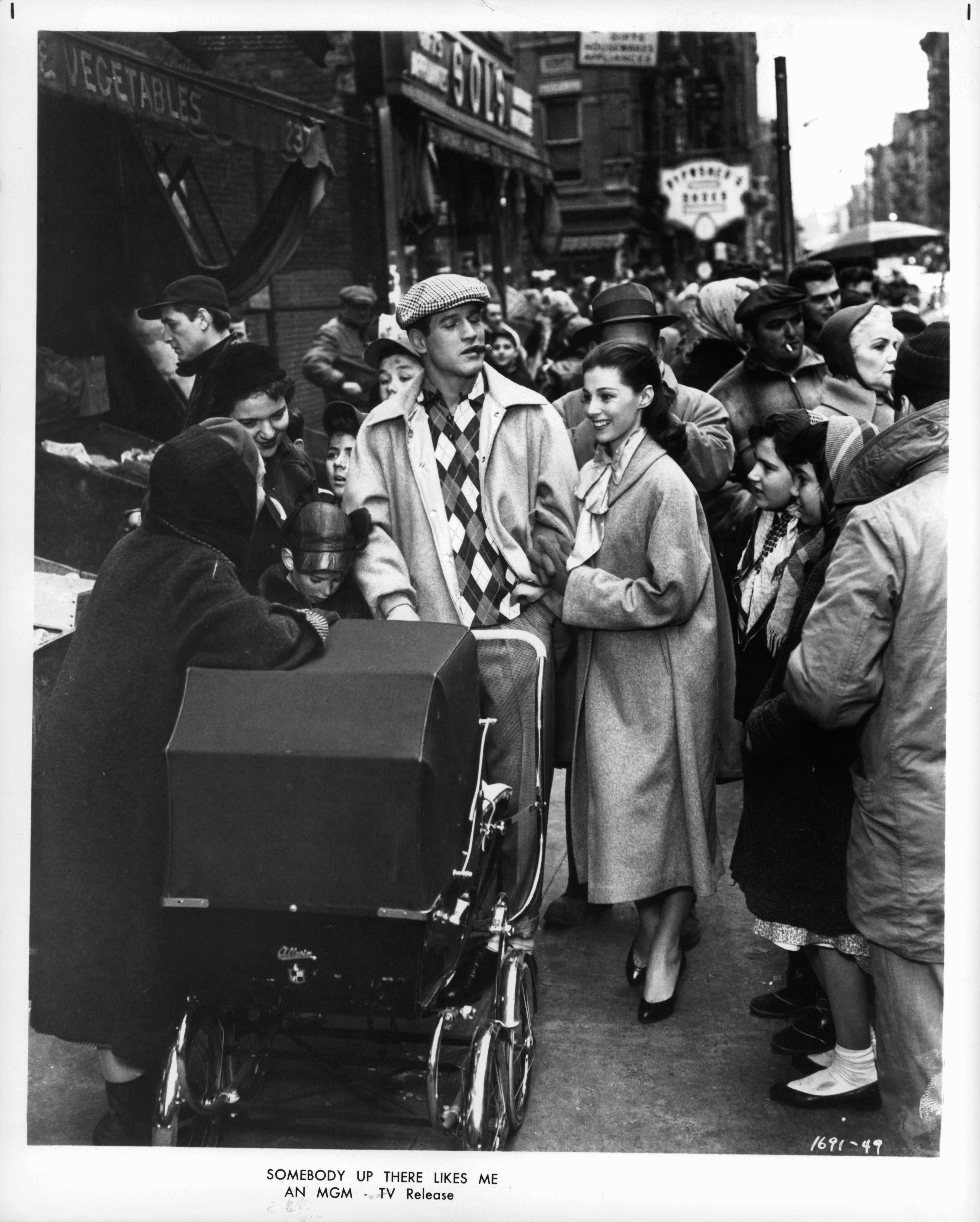 Still of Paul Newman and Pier Angeli in Somebody Up There Likes Me (1956)