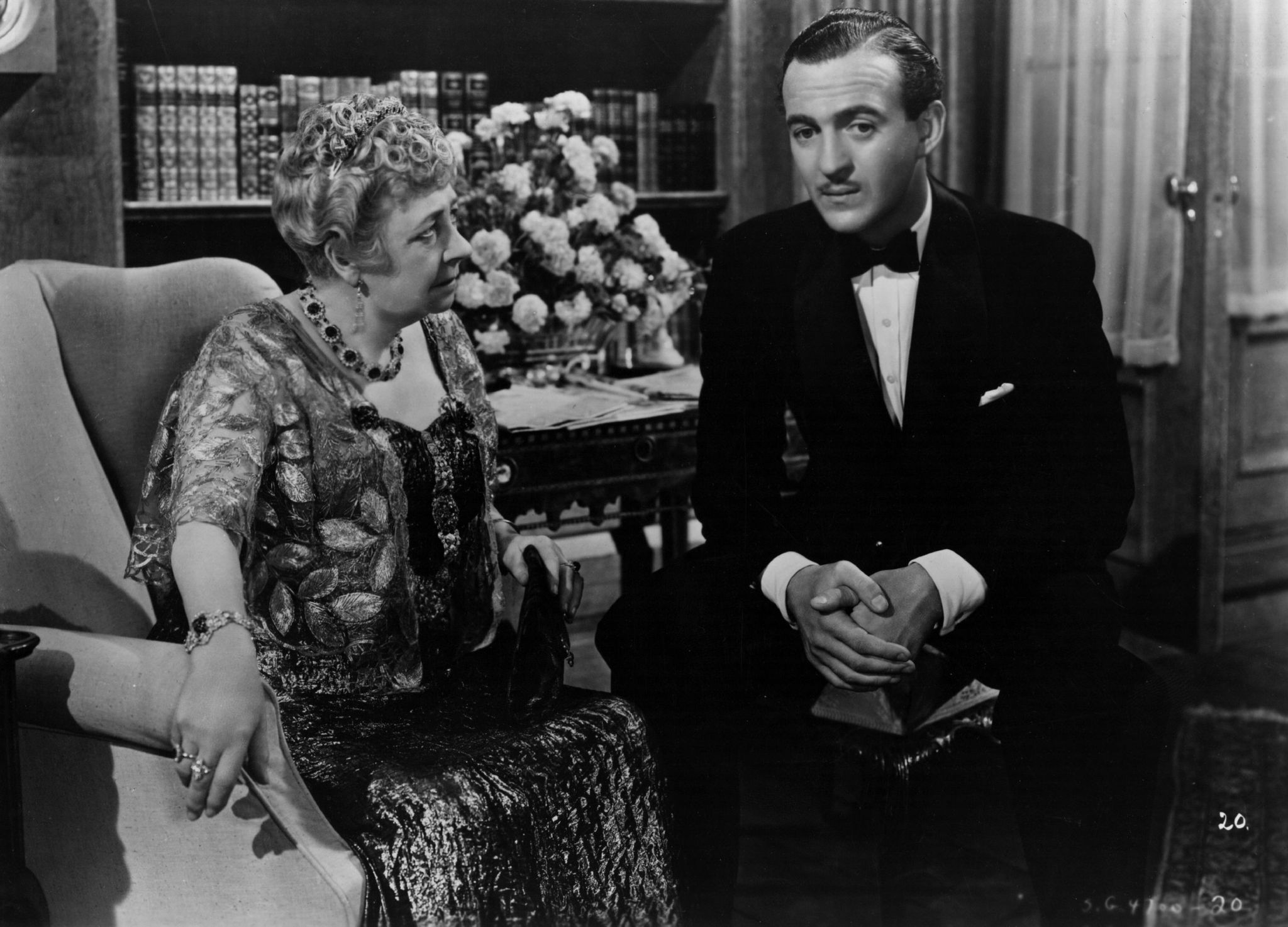 Still of David Niven and Dame May Whitty in Raffles (1939)