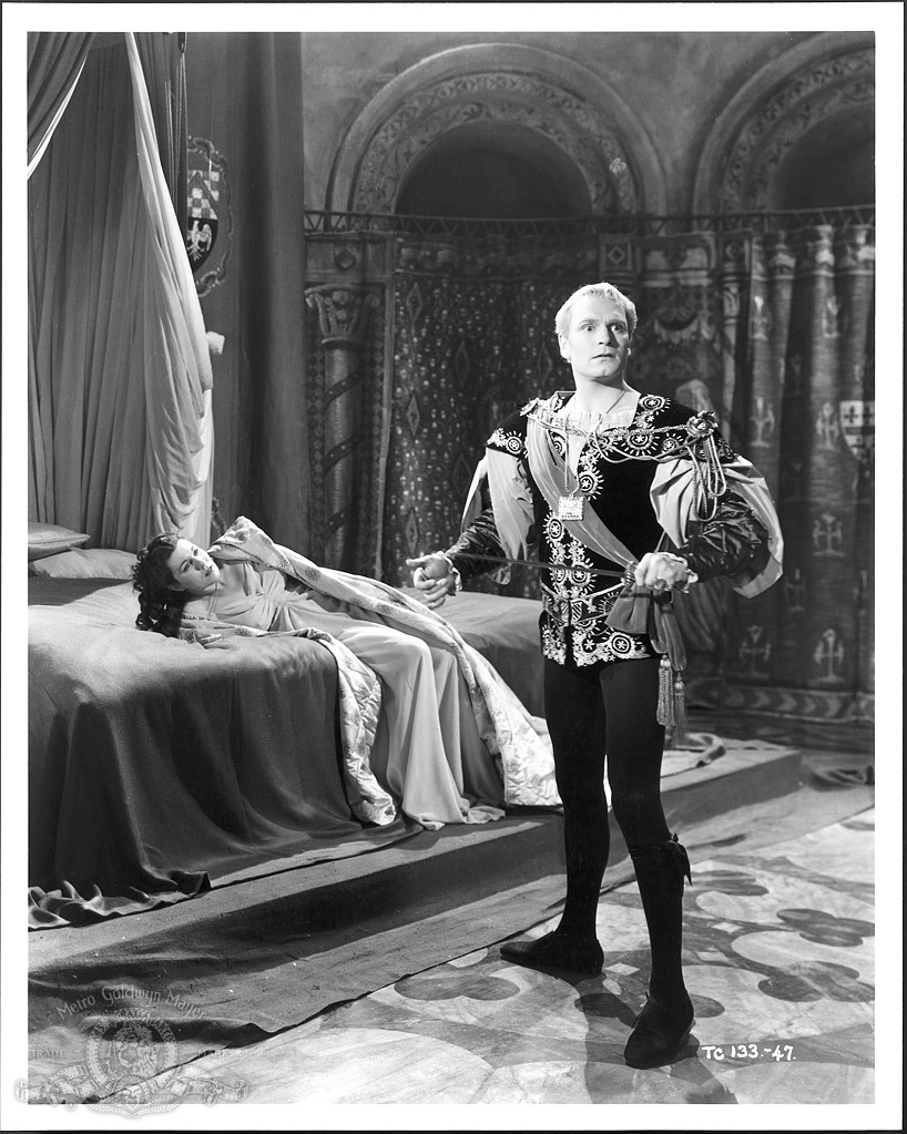 Still of Laurence Olivier and Eileen Herlie in Hamlet (1948)