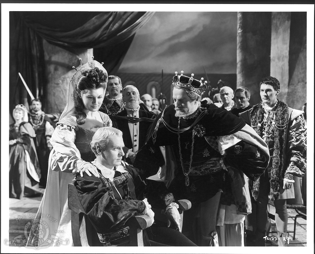 Still of Laurence Olivier, Eileen Herlie and Basil Sydney in Hamlet (1948)