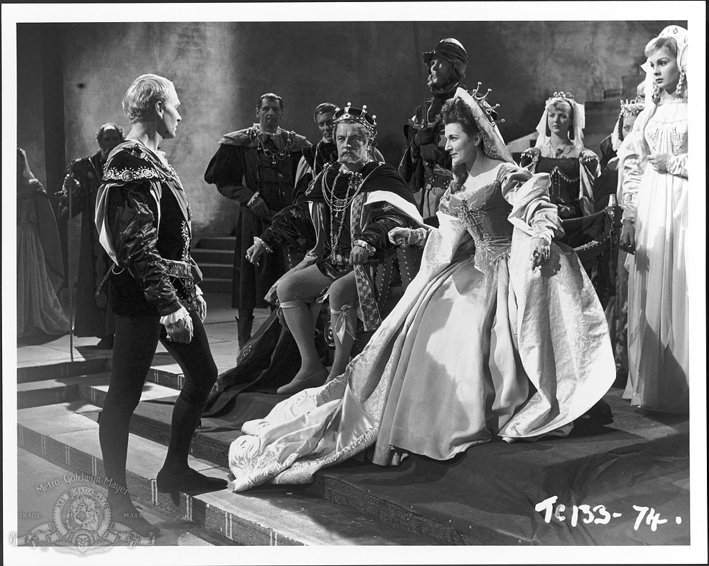 Still of Laurence Olivier, Jean Simmons, Eileen Herlie and Basil Sydney in Hamlet (1948)