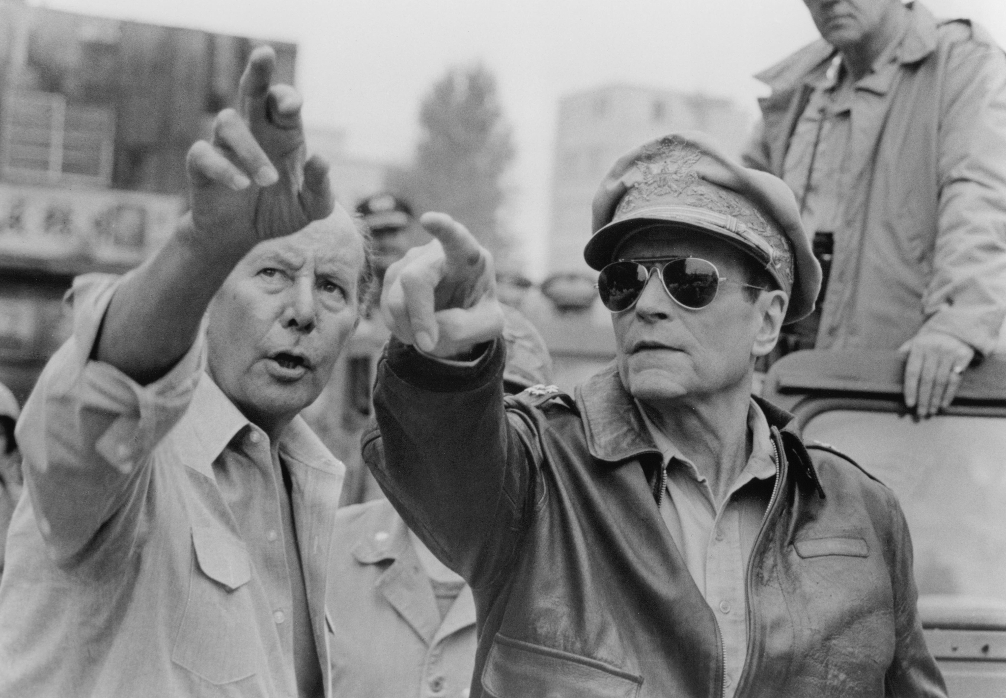 Still of Laurence Olivier and Terence Young in Inchon (1981)