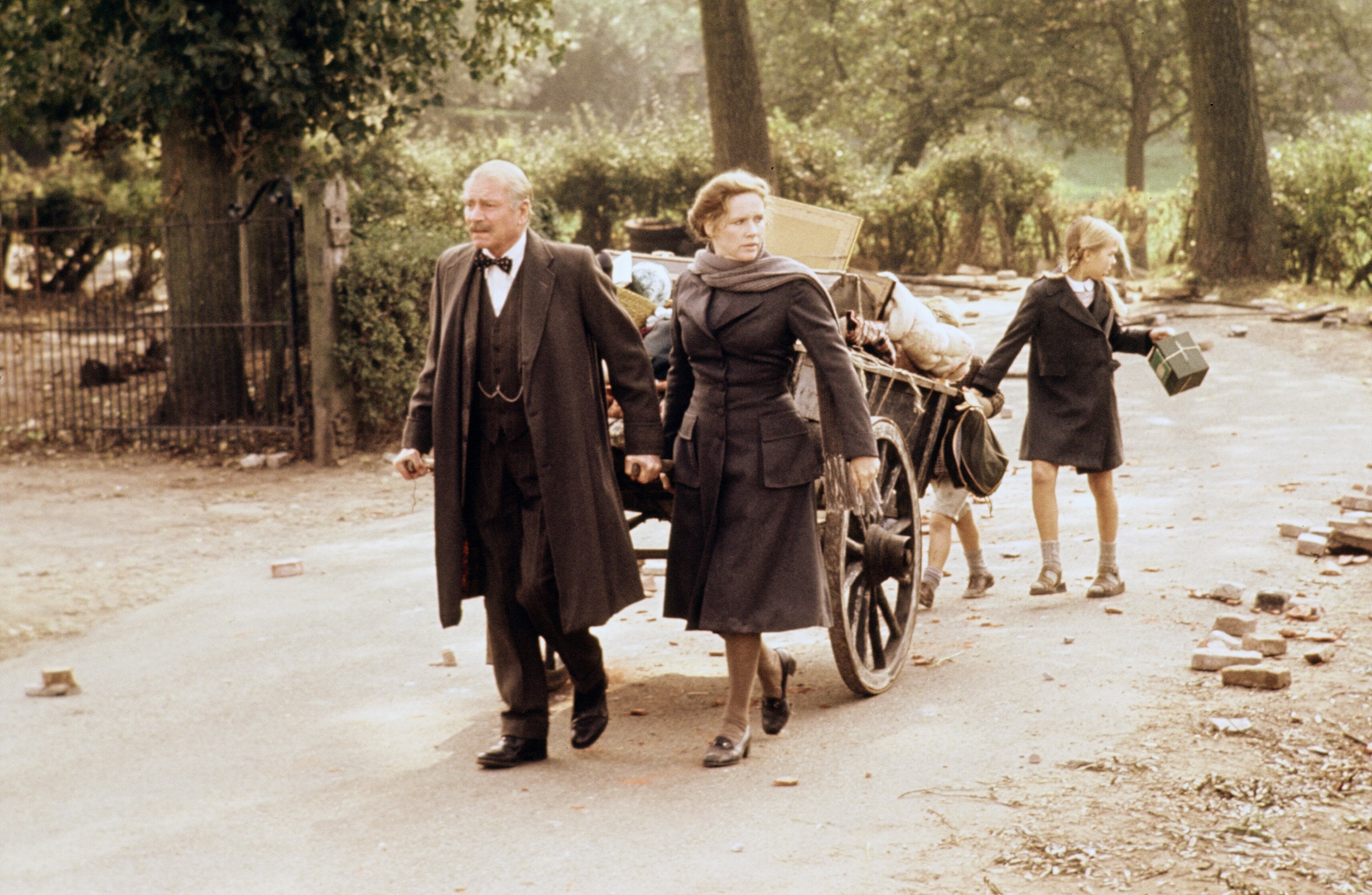 Still of Laurence Olivier and Liv Ullmann in A Bridge Too Far (1977)