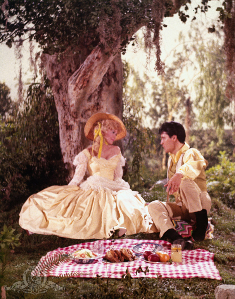 Still of Elvis Presley and Donna Douglas in Frankie and Johnny (1966)