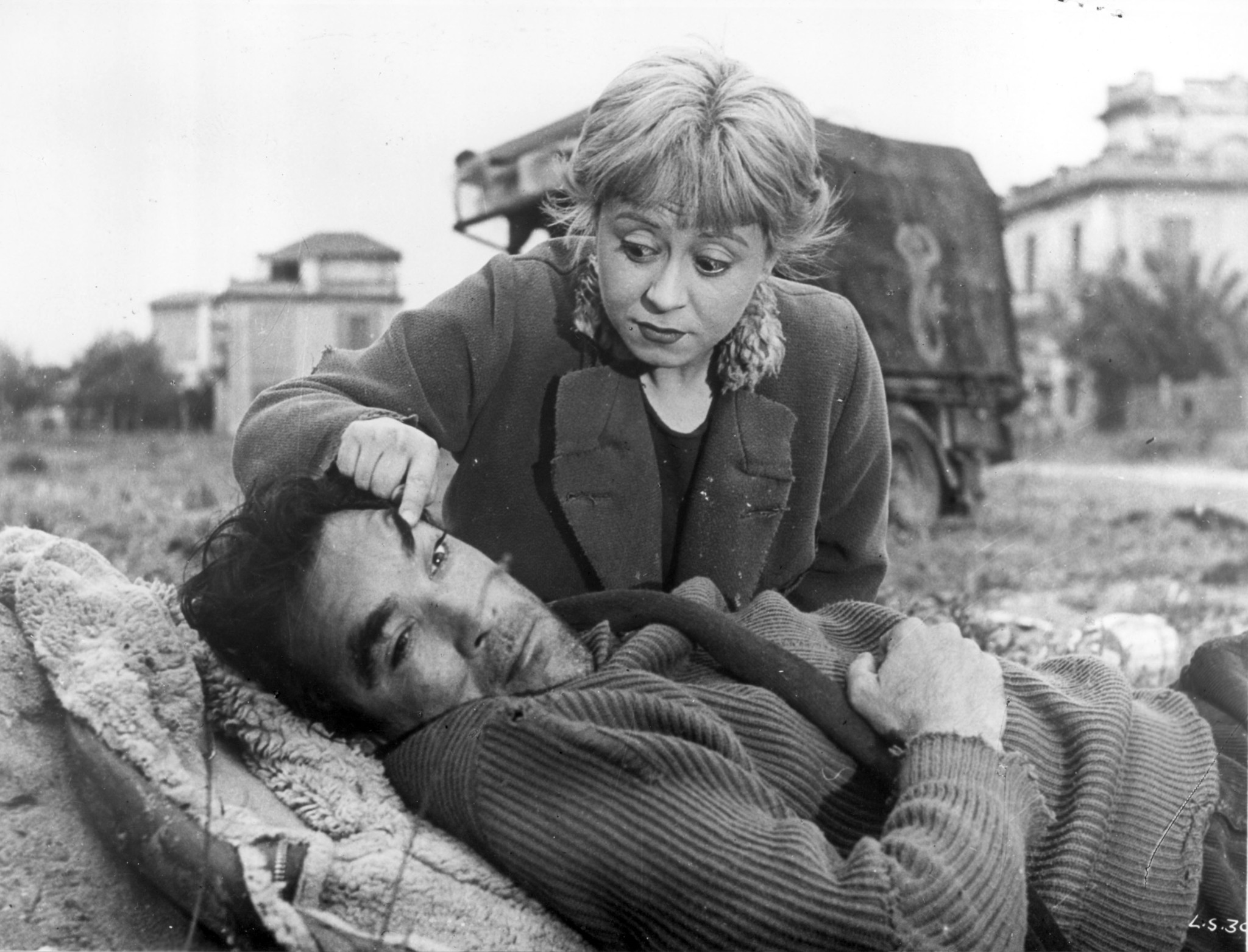 Still of Anthony Quinn and Giulietta Masina in La Strada (1954)