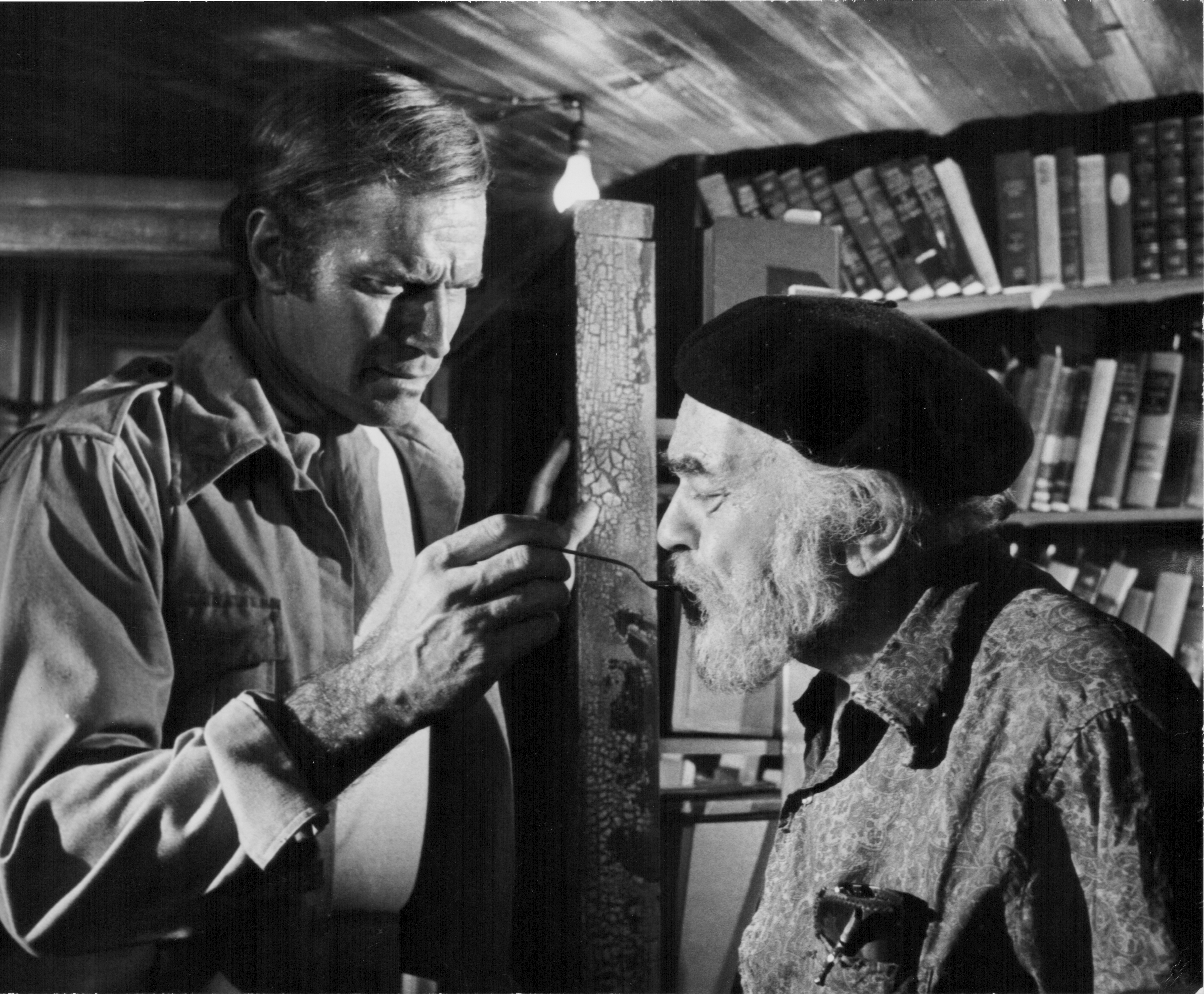 Still of Charlton Heston and Edward G. Robinson in Soylent Green (1973)