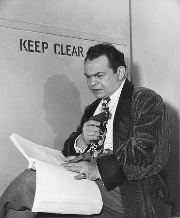 Edward G. Robinson behind the scenes of 