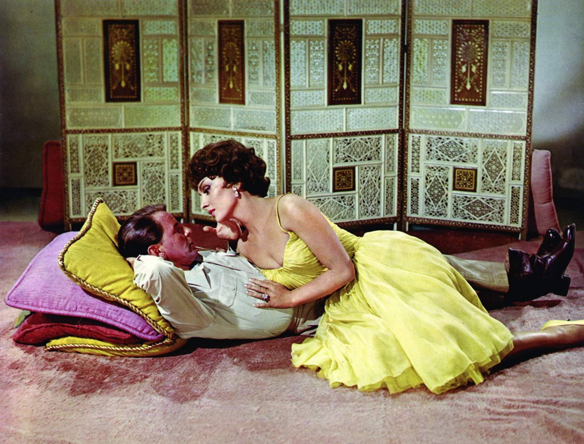 Still of Frank Sinatra and Gina Lollobrigida in Never So Few (1959)