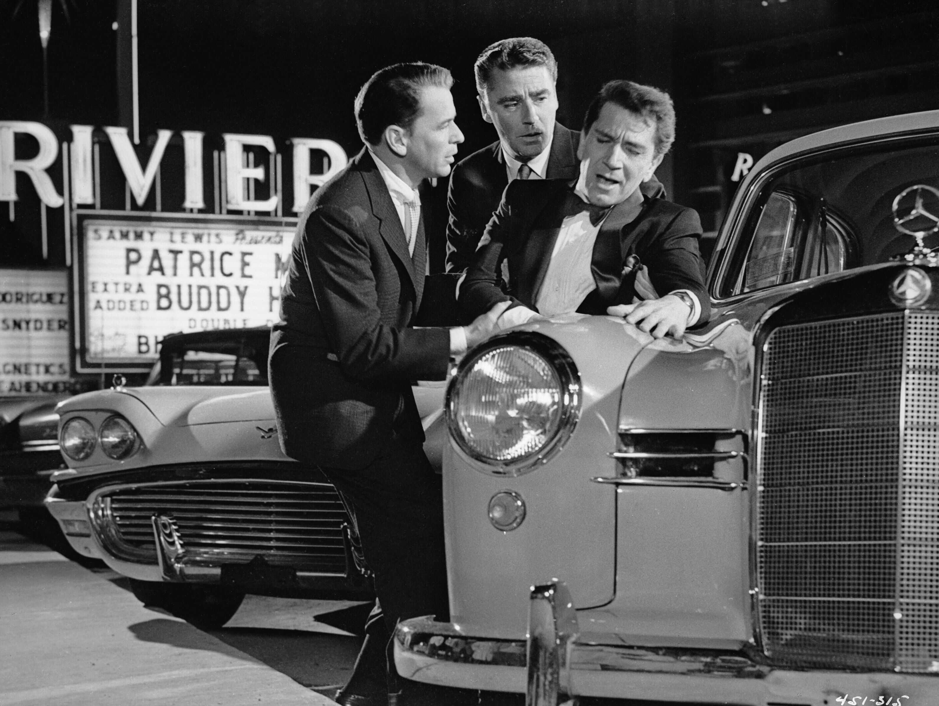 Still of Frank Sinatra and Peter Lawford in Ocean's Eleven (1960)
