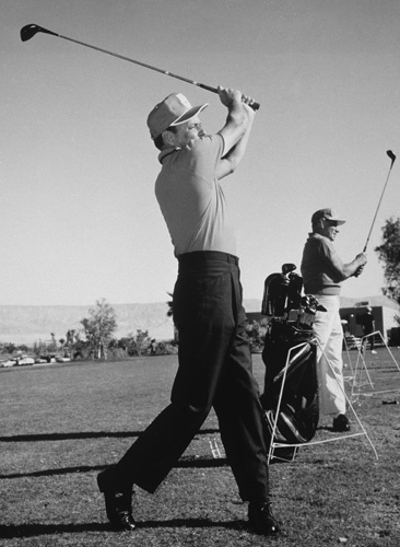 Frank Sinatra and Leo Durocher at the Canyon Country Club in Palm Springs for The Frank Sinatra Invitational Golf Tournament