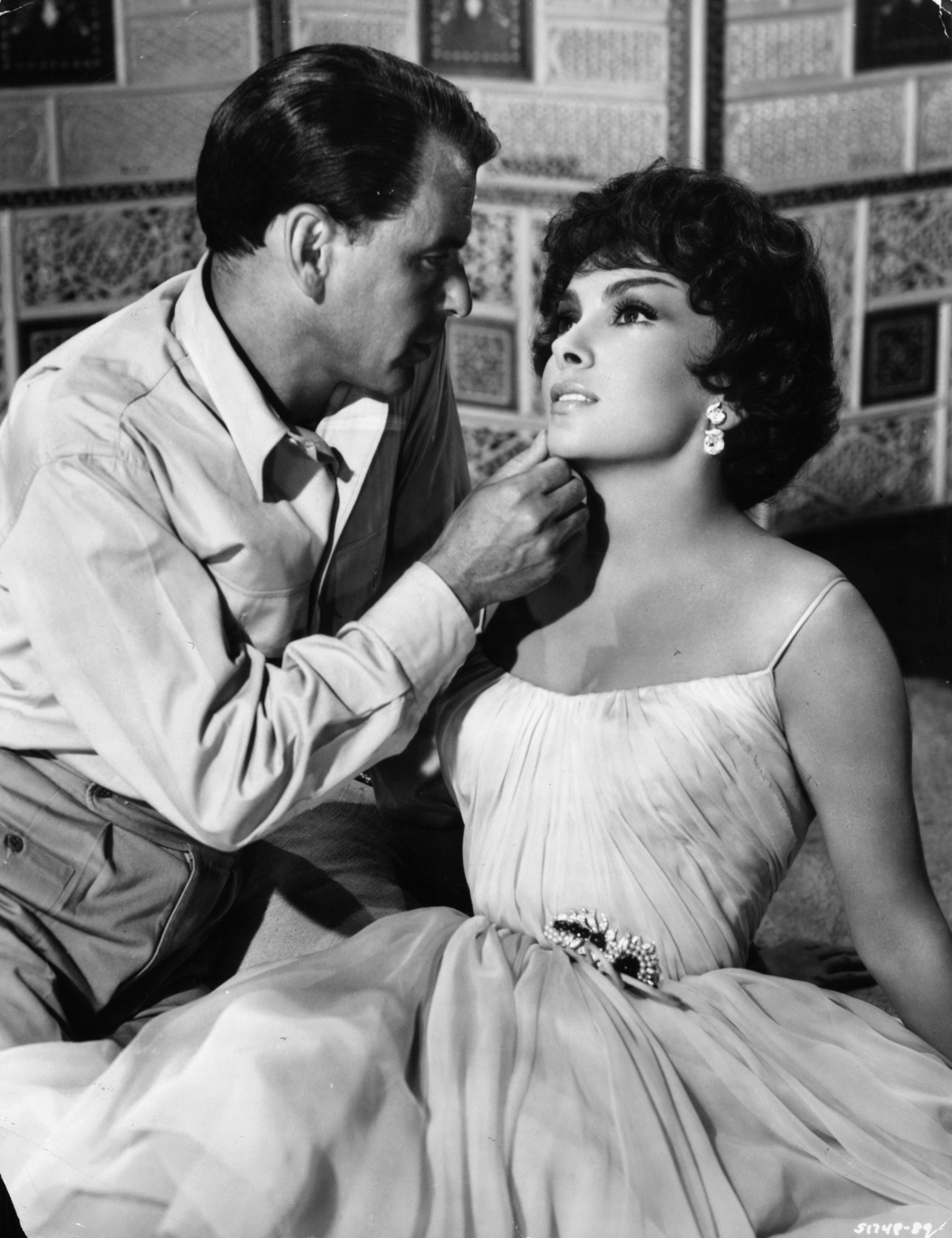 Frank Sinatra and Gina Lollobrigida at event of Never So Few (1959)