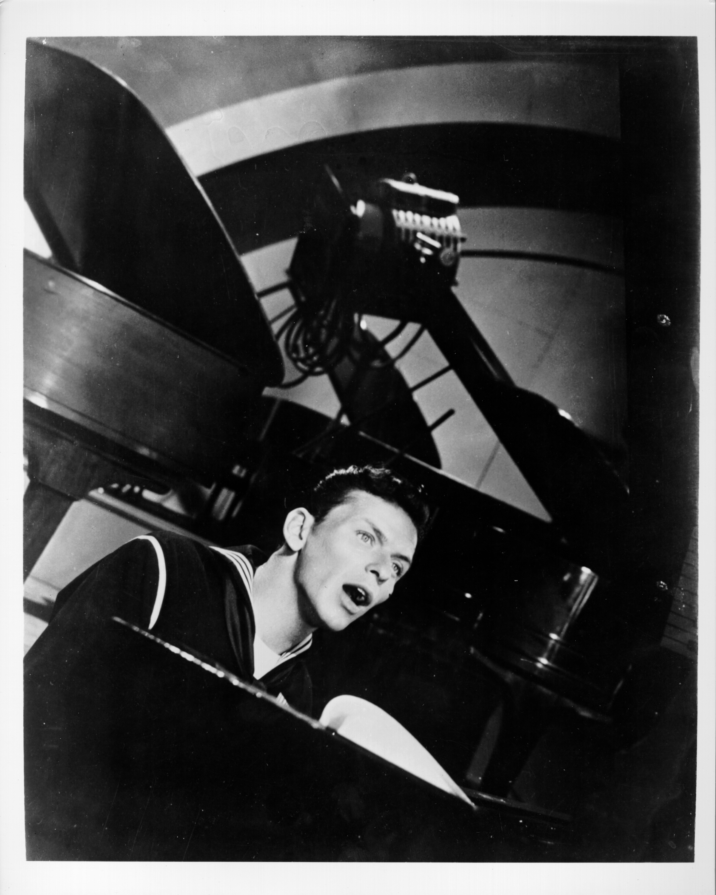 Still of Frank Sinatra in Anchors Aweigh (1945)