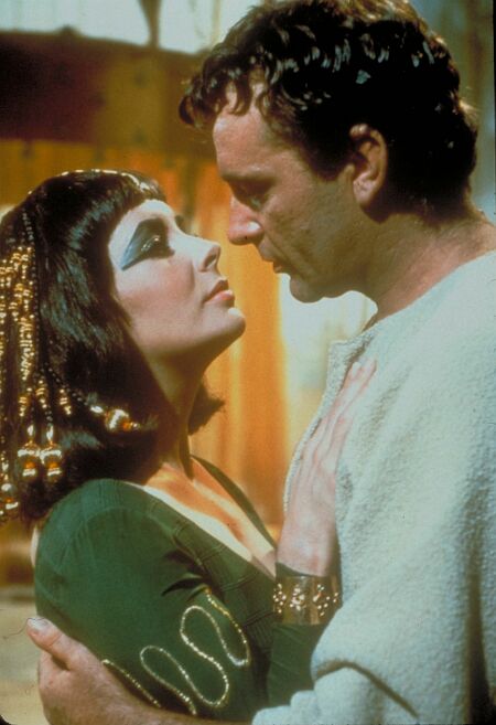 Still of Richard Burton and Elizabeth Taylor in Cleopatra (1963)