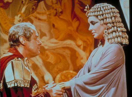 Still of Elizabeth Taylor and Rex Harrison in Cleopatra (1963)