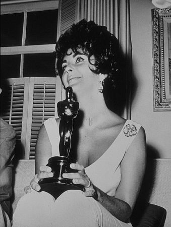Elizabeth Taylor with her Academy Award for 