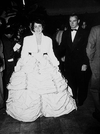 Elizabeth Taylor arriving at the 21st Annual Academy Awards