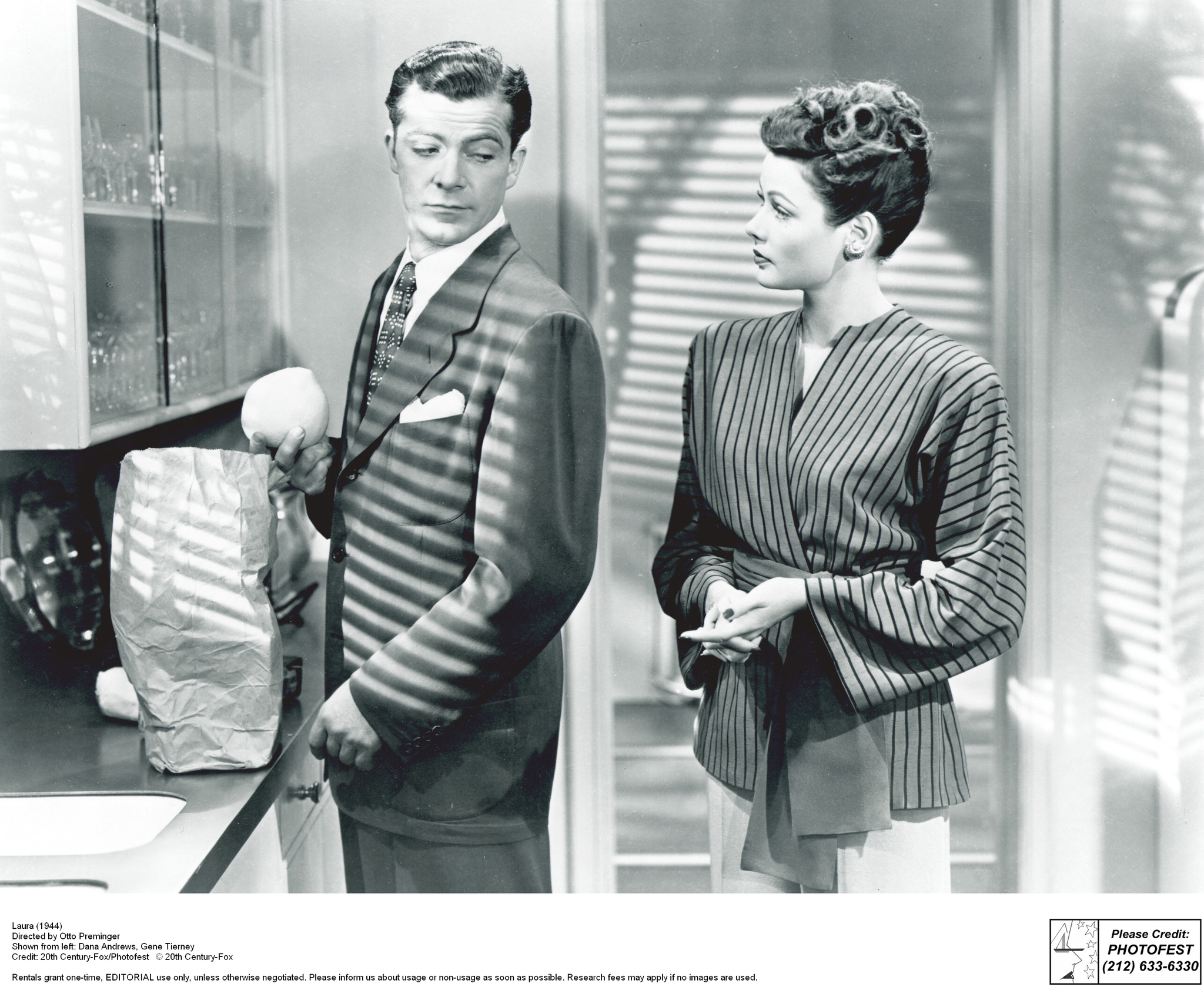 Still of Gene Tierney and Dana Andrews in Laura (1944)