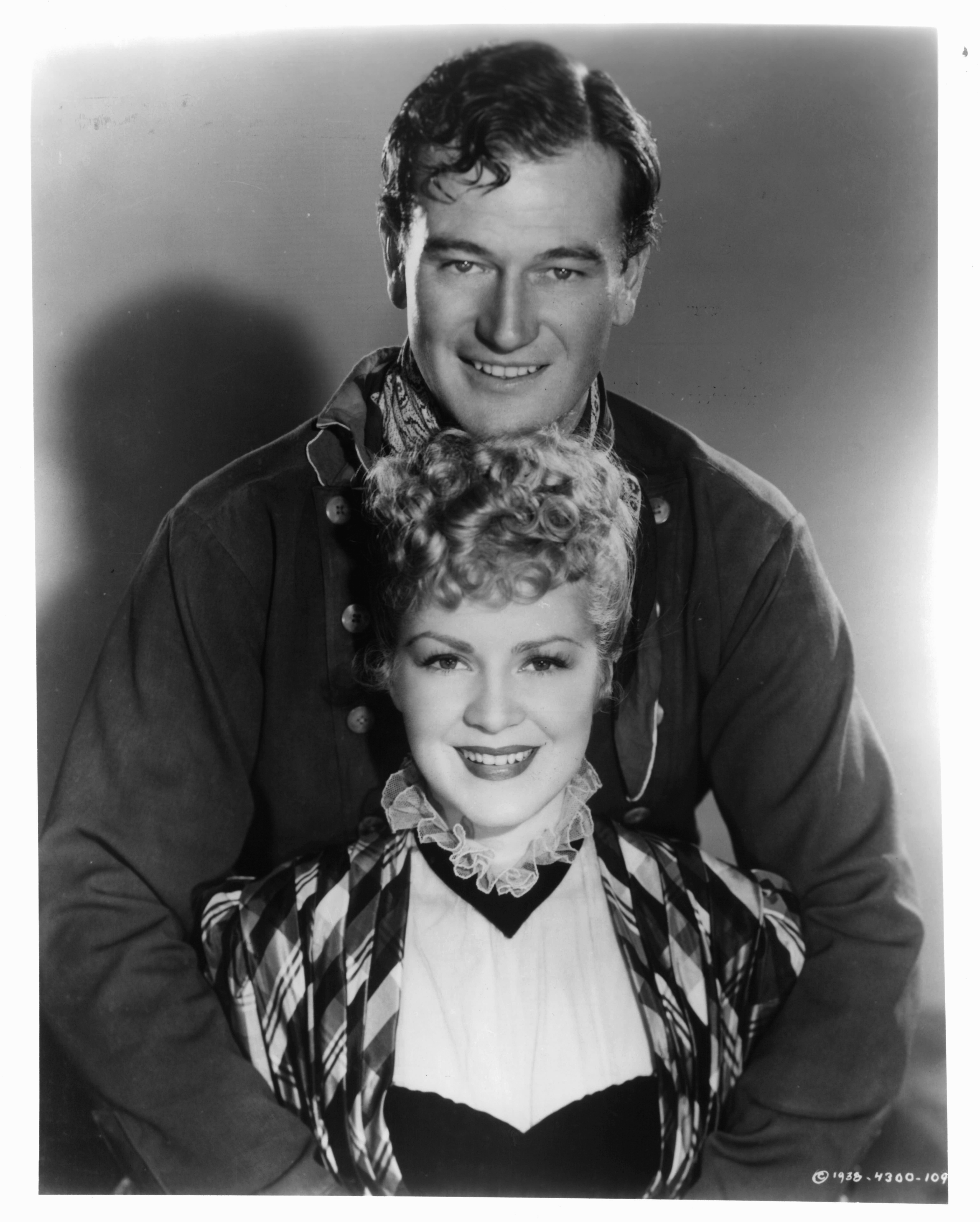 Still of John Wayne and Claire Trevor in Stagecoach (1939)