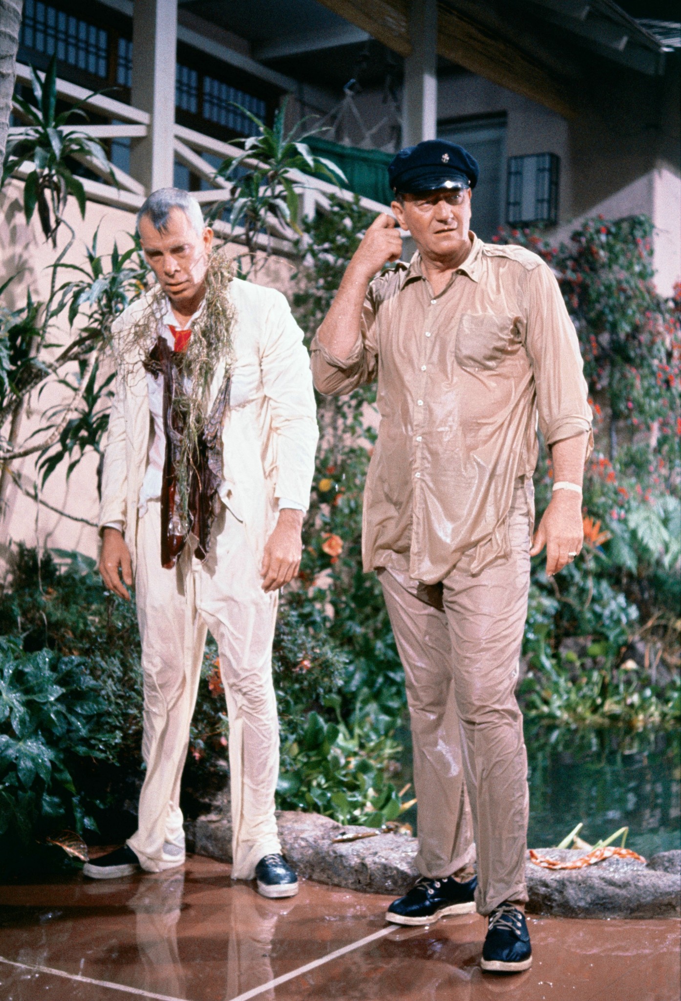 Still of John Wayne and Lee Marvin in Donovan's Reef (1963)
