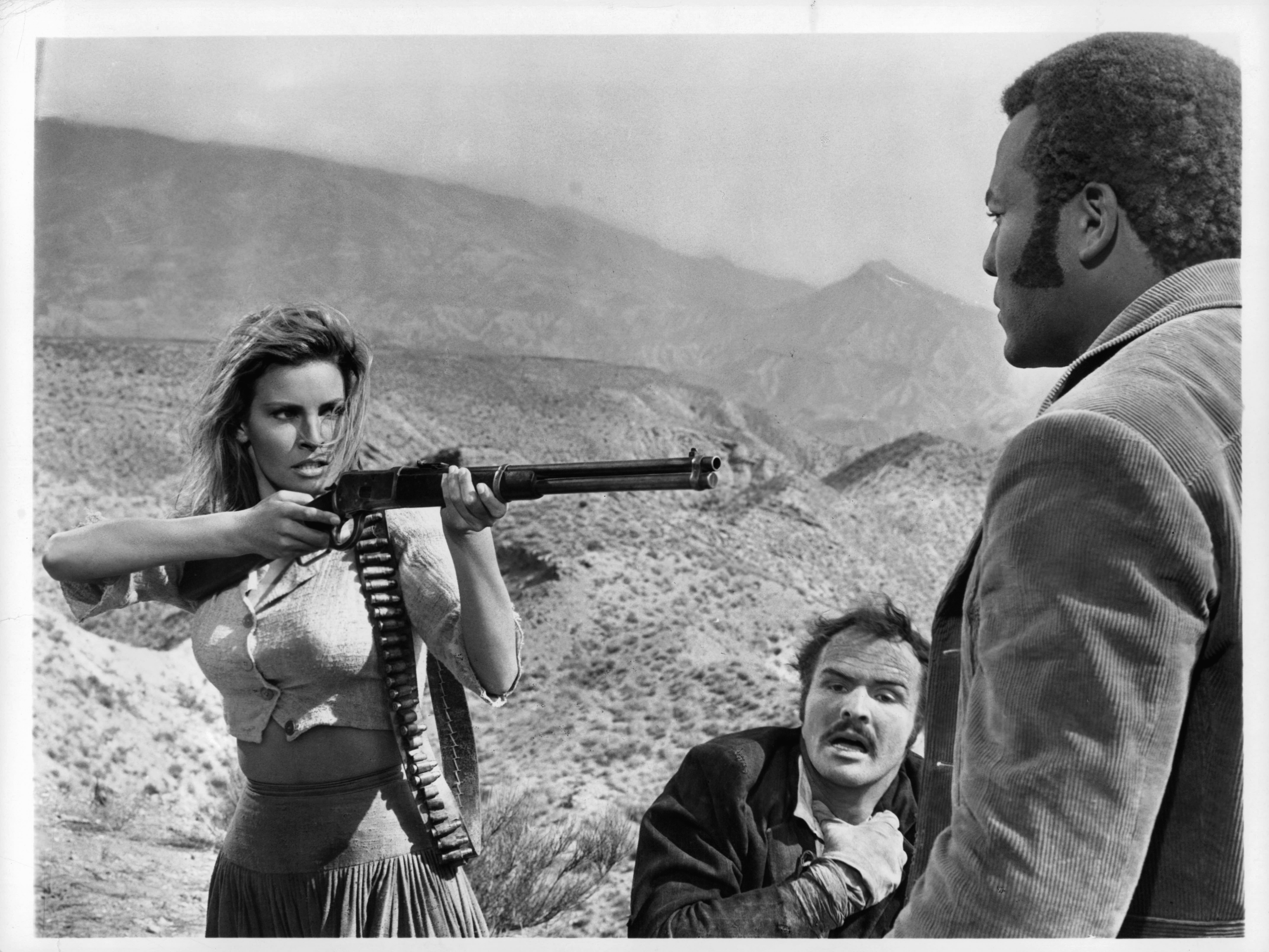 Still of Raquel Welch, Burt Reynolds and Jim Brown in 100 Rifles (1969)