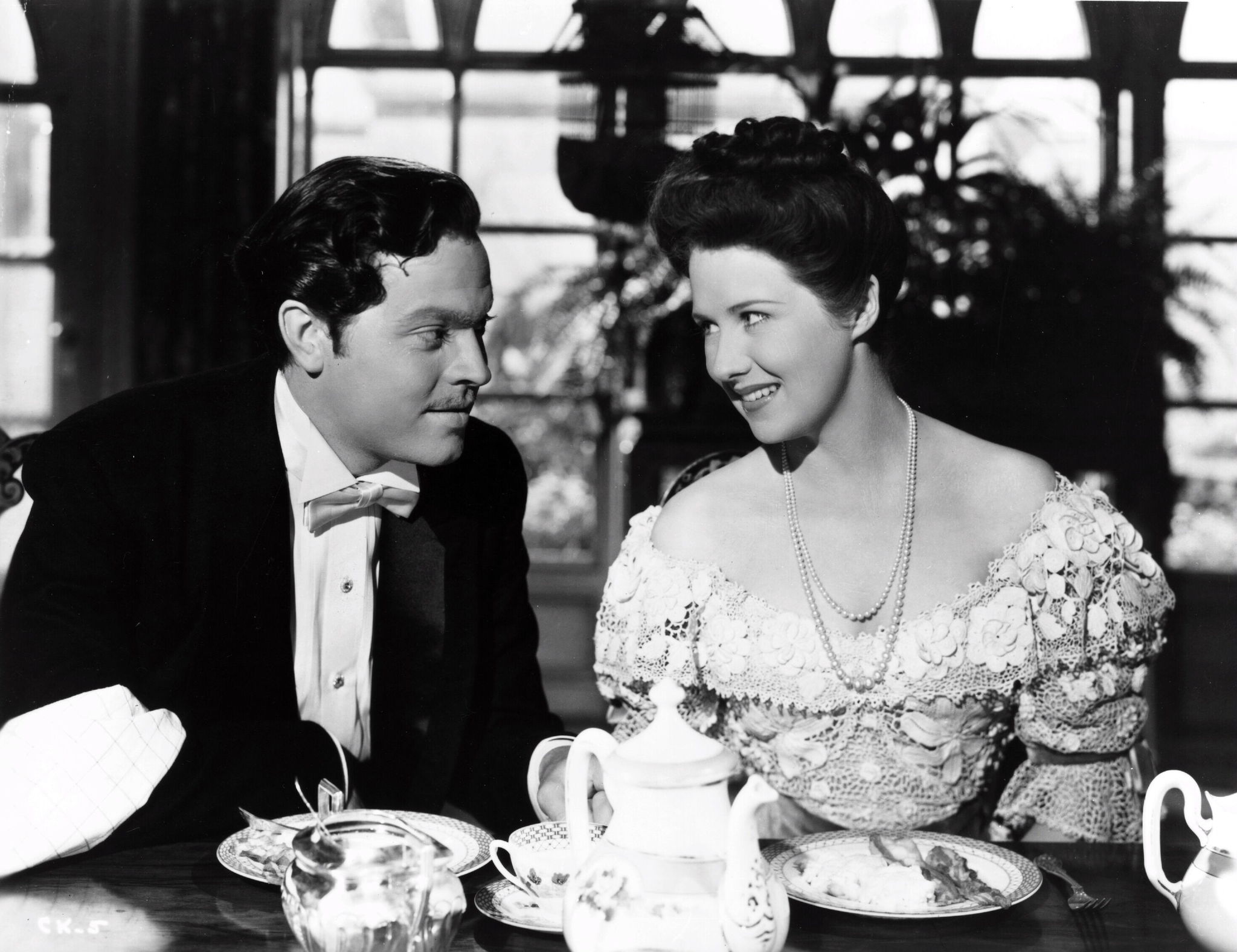 Still of Orson Welles and Ruth Warrick in Citizen Kane (1941)