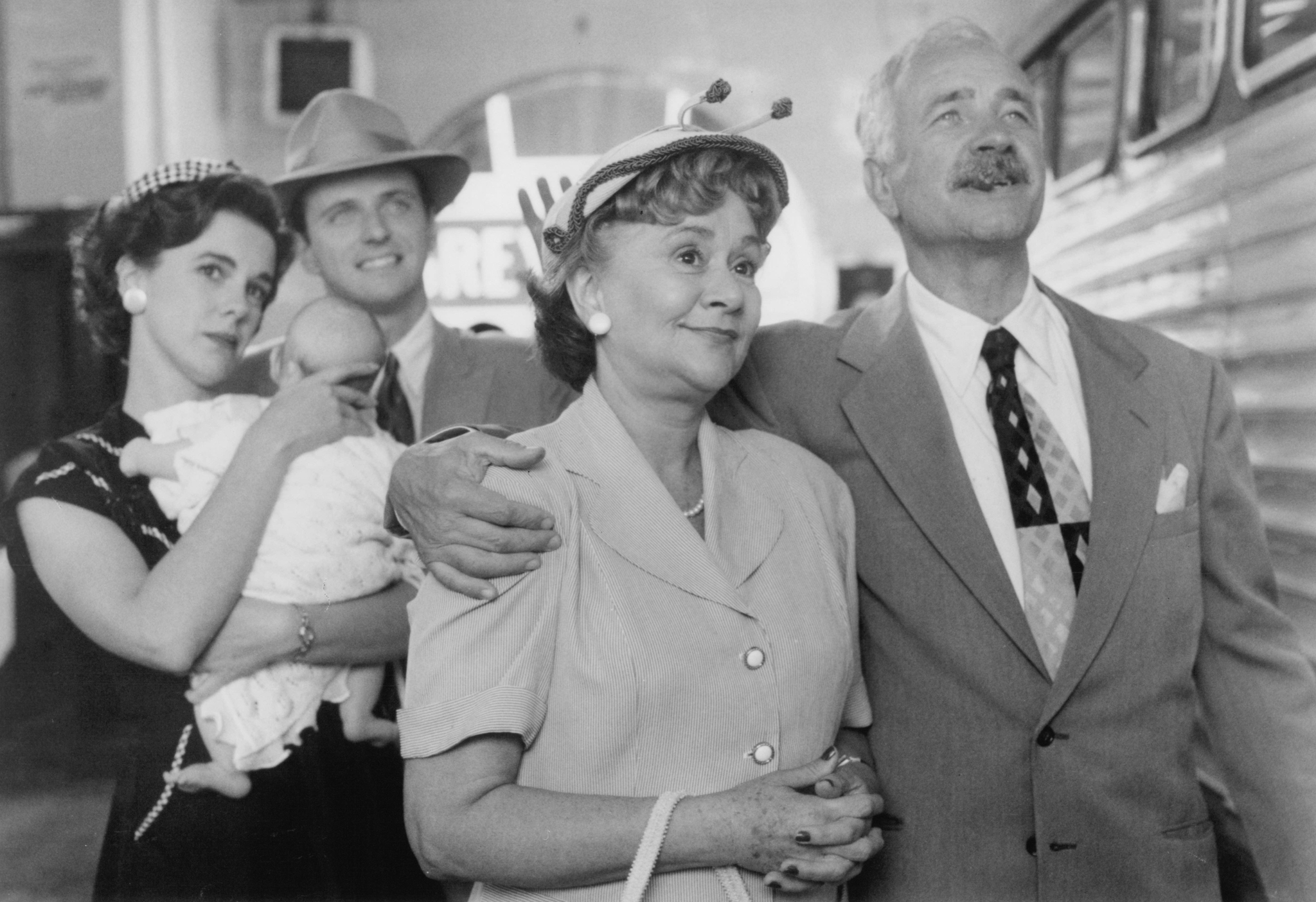 Still of Armin Mueller-Stahl, Elizabeth Perkins, Aidan Quinn and Joan Plowright in Avalon (1990)