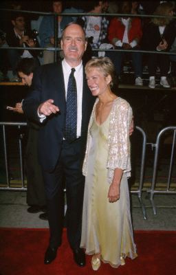 John Cleese and Alyce Faye Eichelberger at event of Ir viso Pasaulio negana (1999)