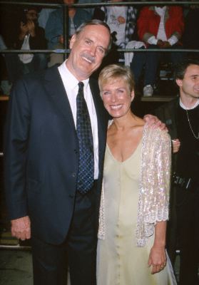 John Cleese and Alyce Faye Eichelberger at event of Ir viso Pasaulio negana (1999)