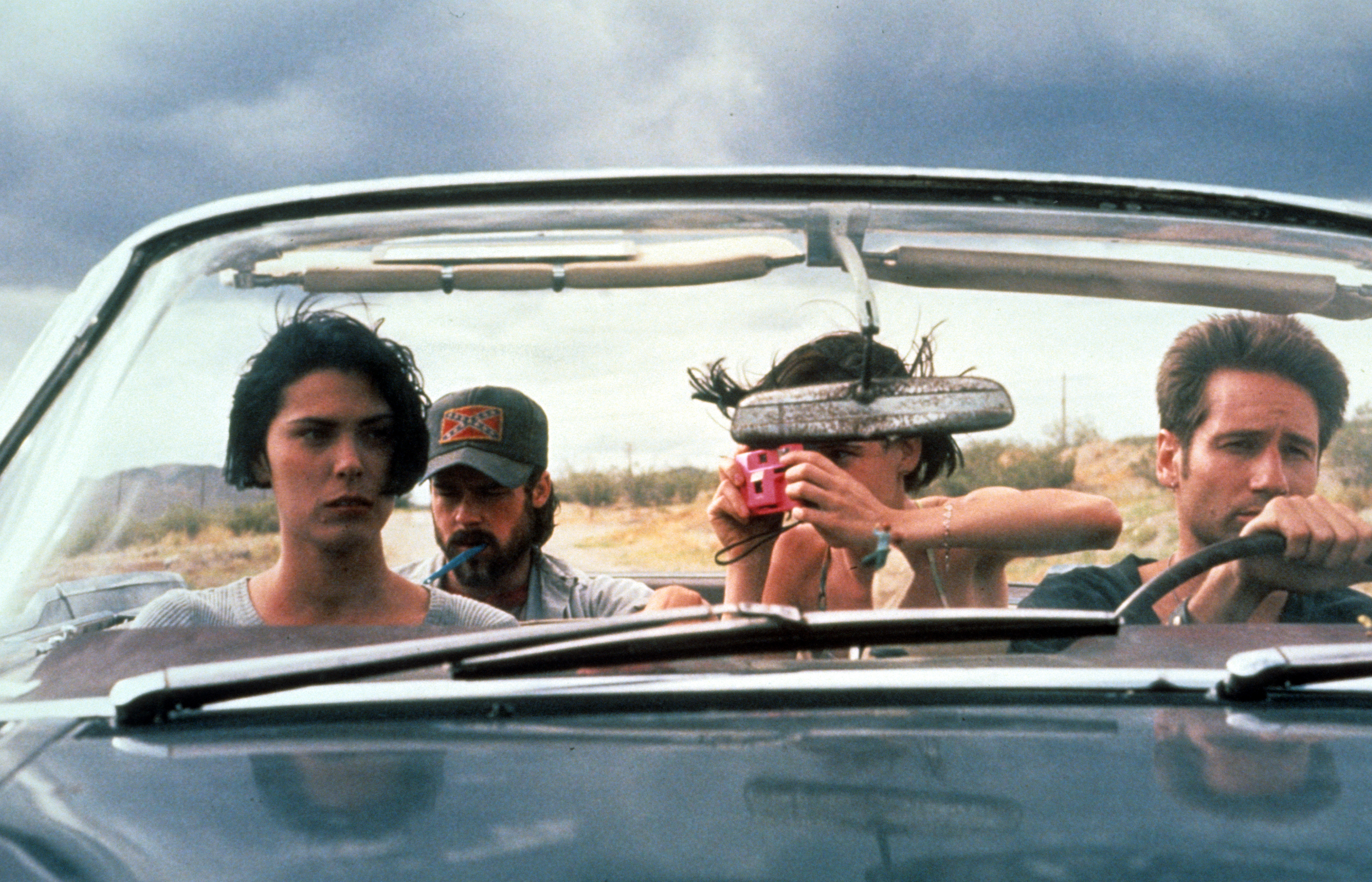 Still of Brad Pitt, David Duchovny, Michelle Forbes and Juliette Lewis in Kalifornia (1993)