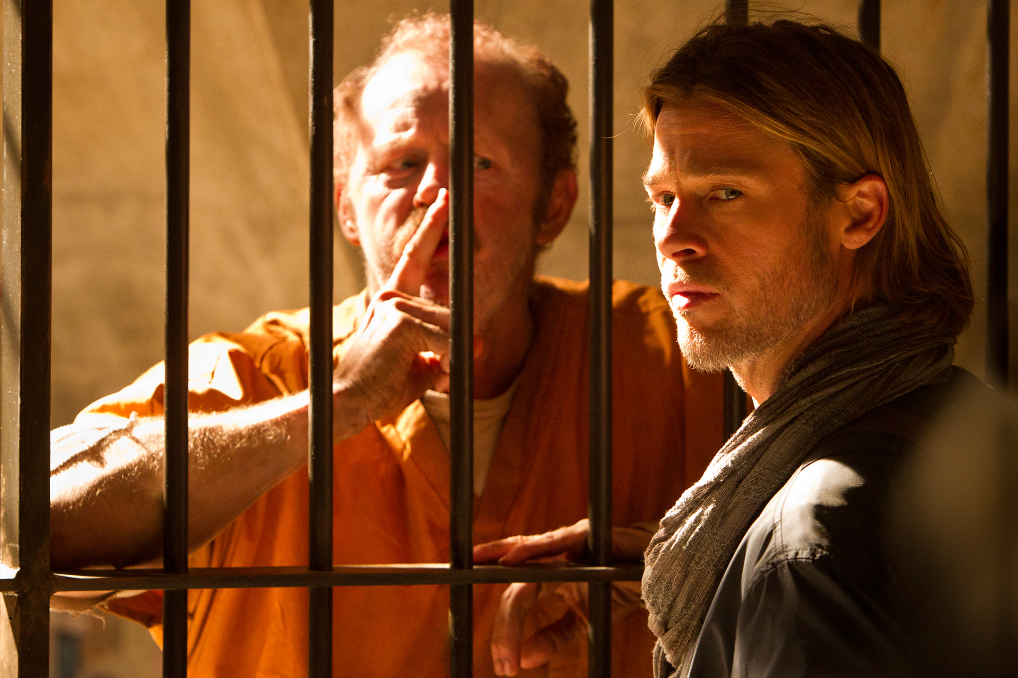 Still of Brad Pitt and David Morse in Pasaulinis karas Z (2013)