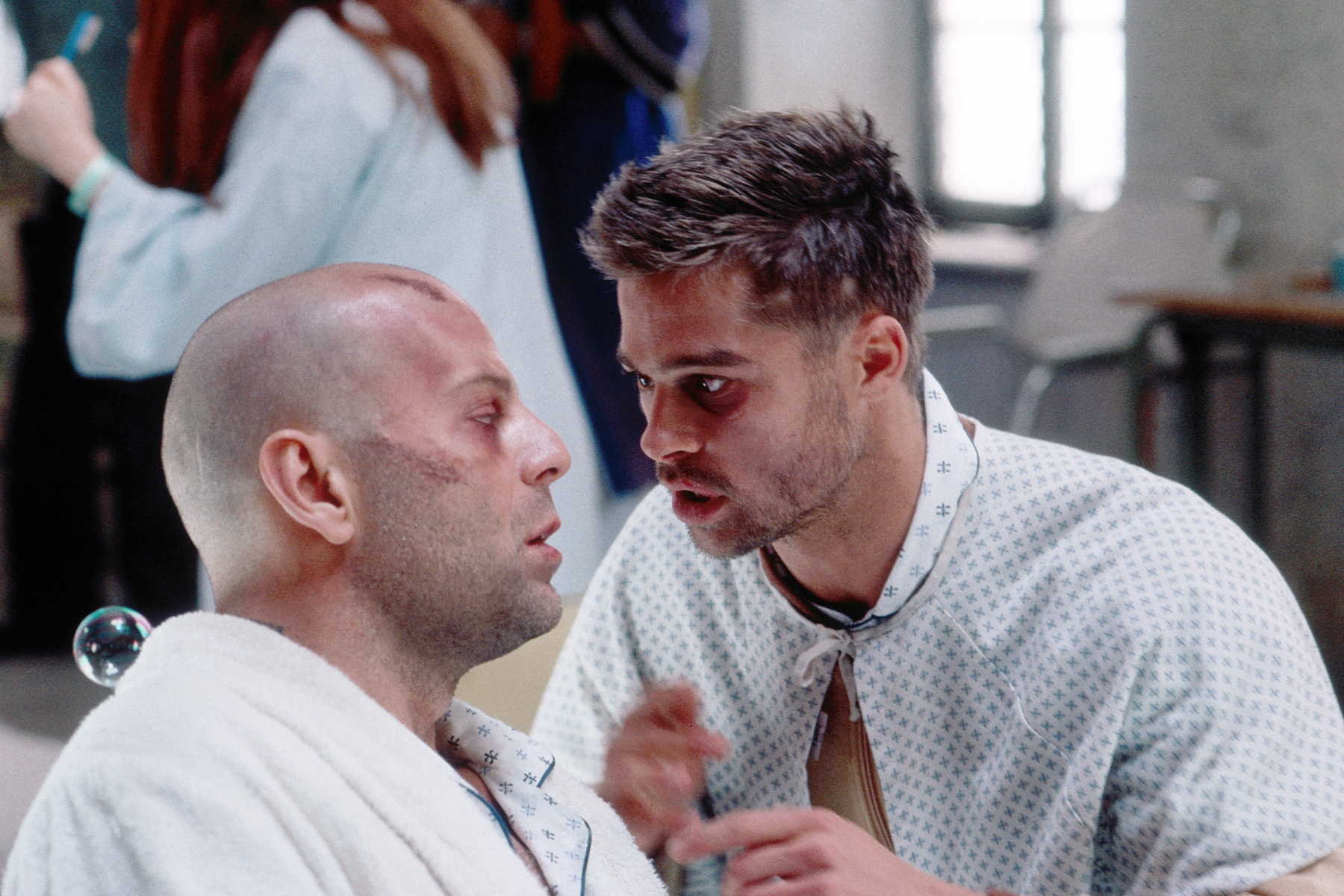 Still of Brad Pitt and Bruce Willis in Twelve Monkeys (1995)