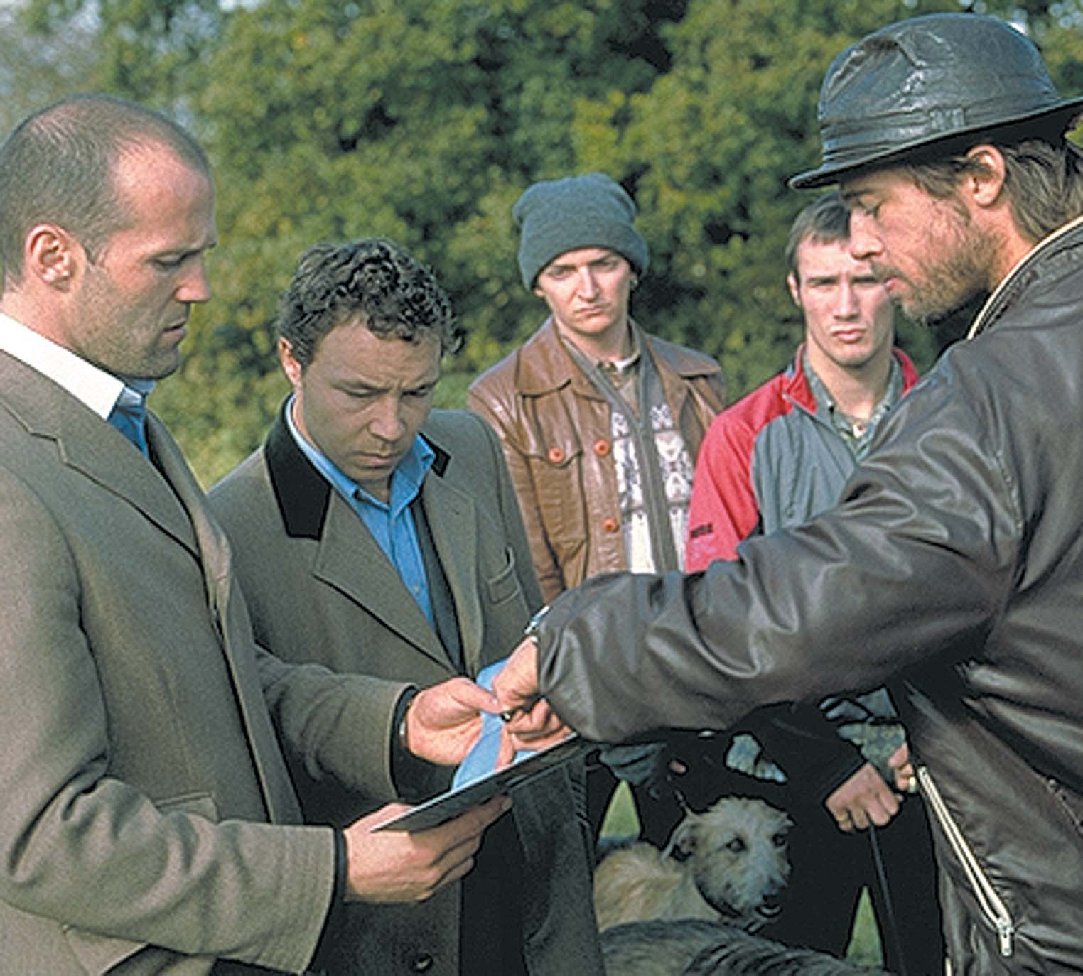 Still of Brad Pitt and Jason Statham in Snatch. (2000)