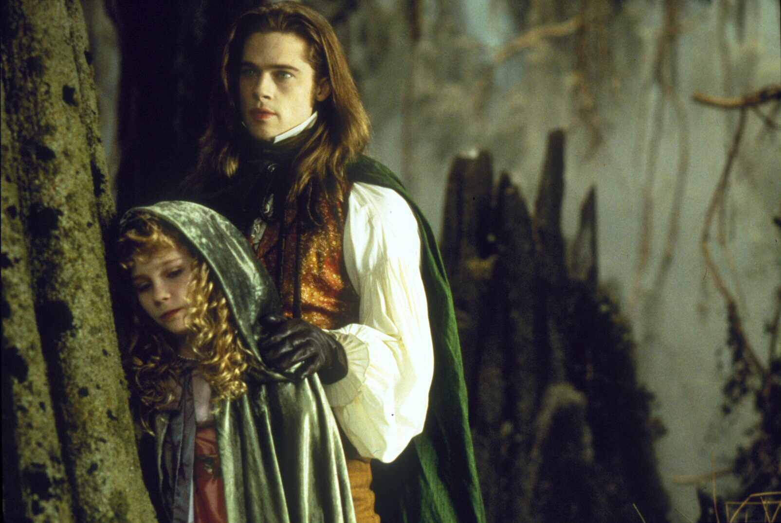 Still of Brad Pitt and Kirsten Dunst in Interviu su vampyru (1994)