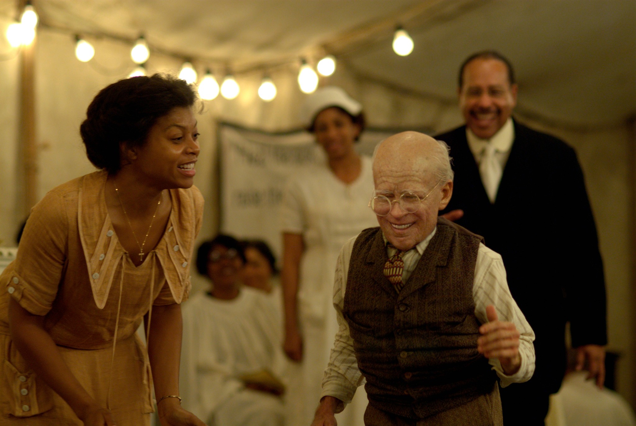 Still of Brad Pitt and Taraji P. Henson in Keista Bendzamino Batono istorija (2008)