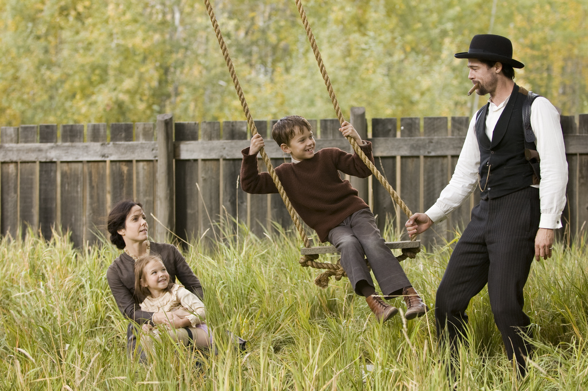 Still of Brad Pitt, Mary-Louise Parker, Brooklynn Proulx and Dustin Bollinger in The Assassination of Jesse James by the Coward Robert Ford (2007)