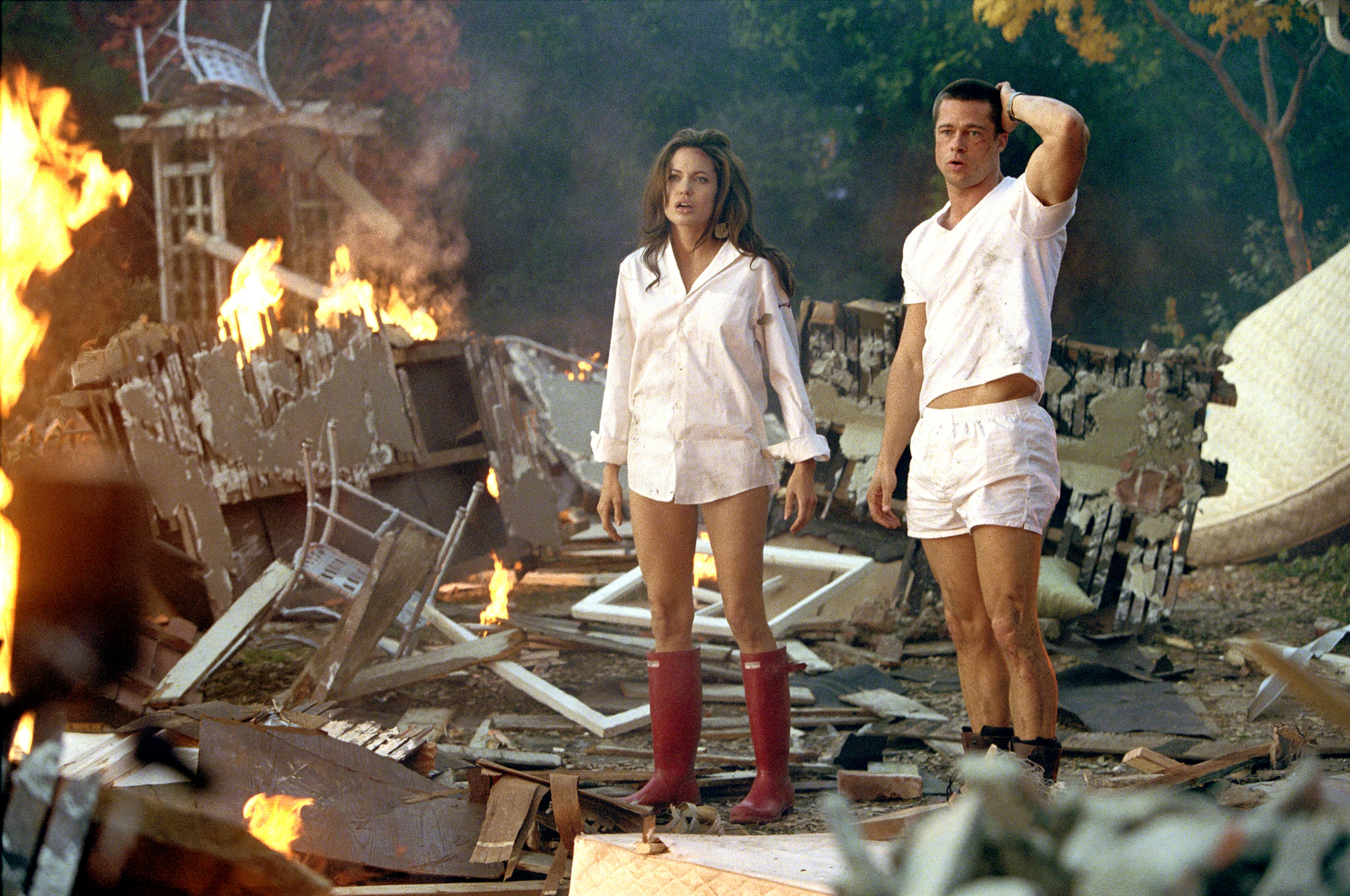 Still of Brad Pitt and Angelina Jolie in Mr. & Mrs. Smith (2005)